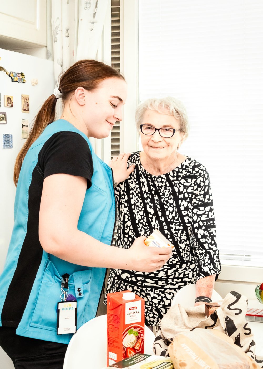 SunHoivan hoitaja ja ikäihminen keittiössä