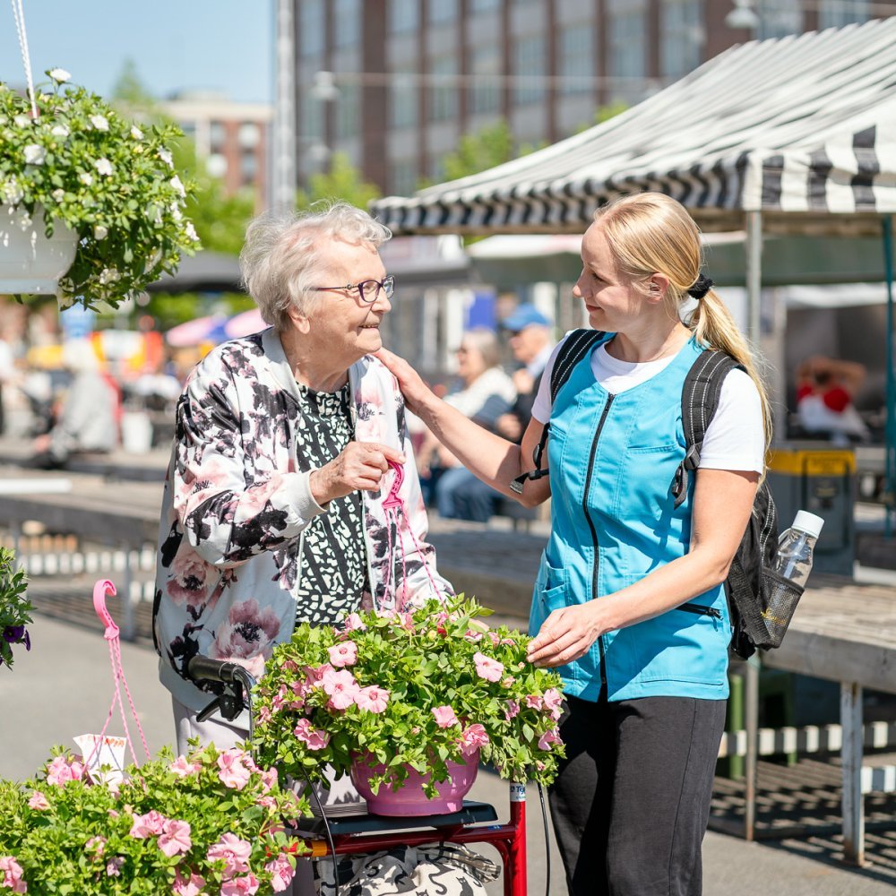 SunHoivan kotihoidon asiakas ja hoitaja Tammelantorilla